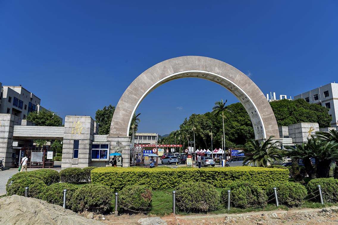 华侨大学是几本在全国排名第几?一年学费多少有哪些王牌专业?