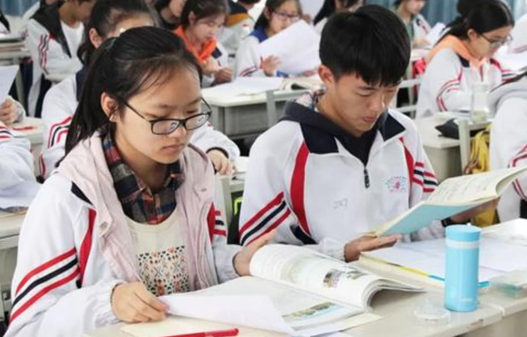重点班与普通班区别在哪?靠关系进了重点班可能会害了孩子一生