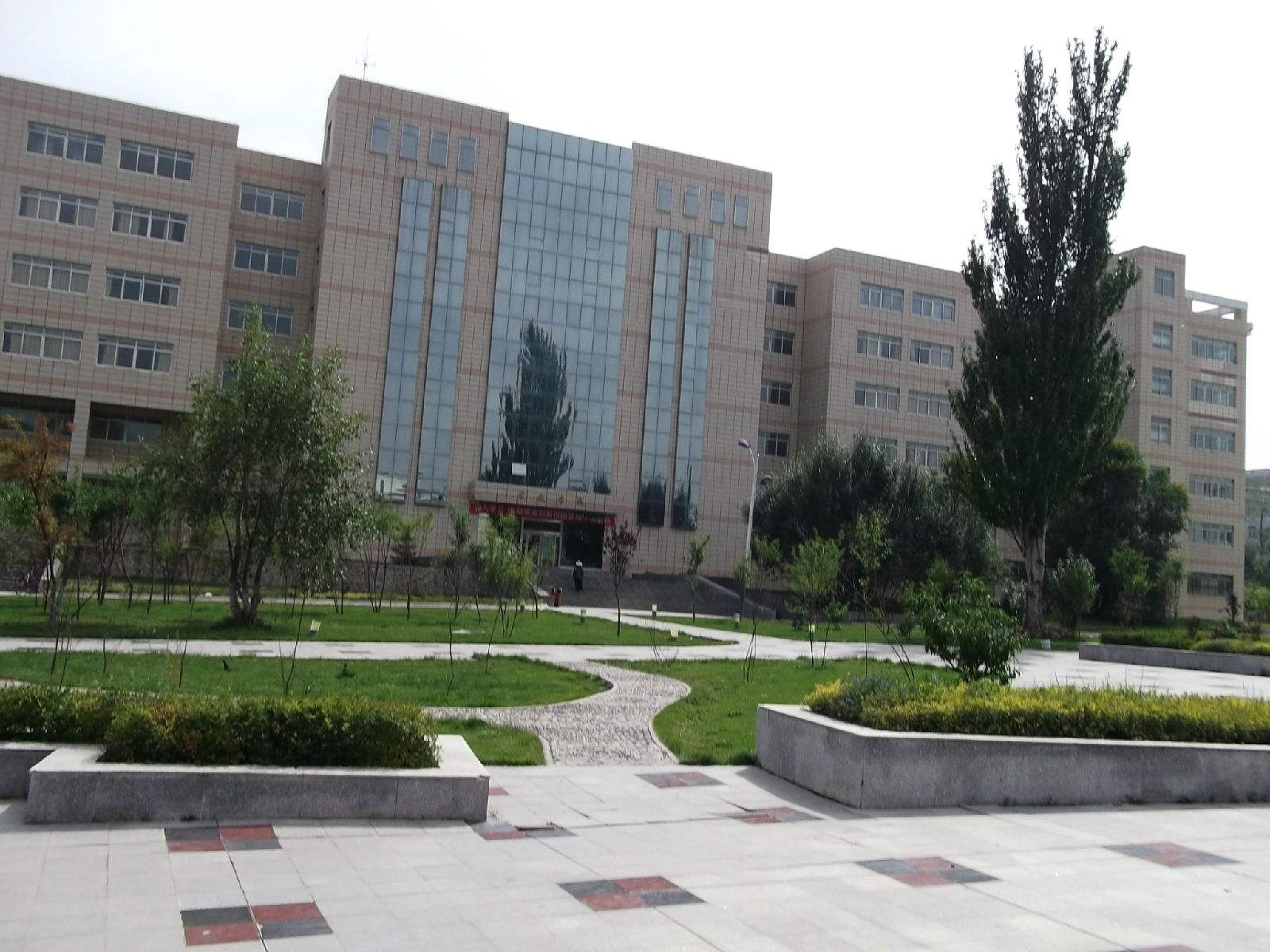 青海大学昆仑学院怎么样好吗是几本?宿舍条件如何一年学费多少钱