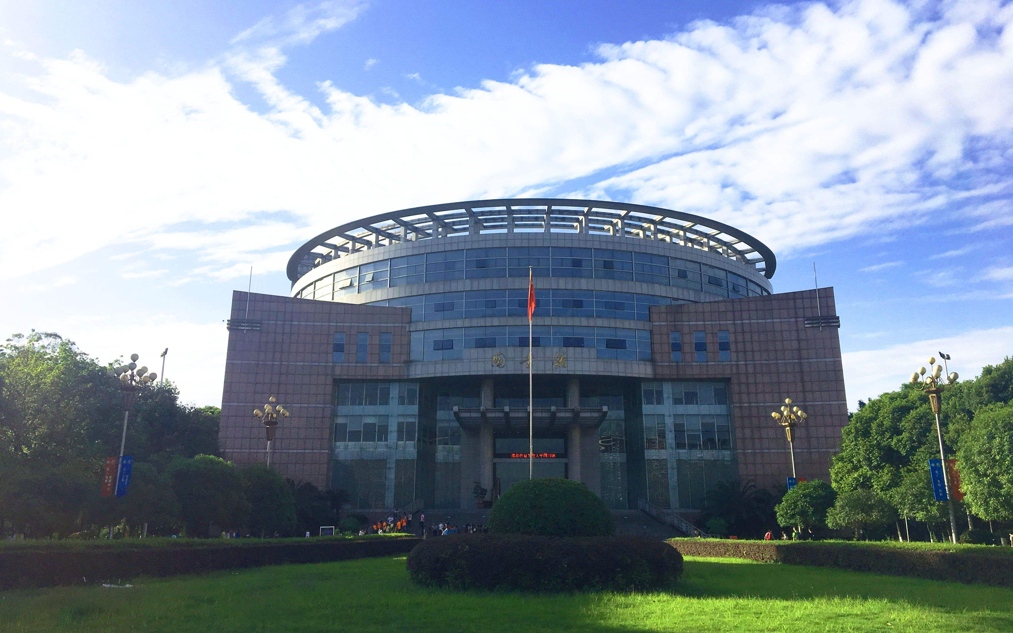 成都信息工程大学是省重点吗?名气如何?就业前景怎么样?学费多
