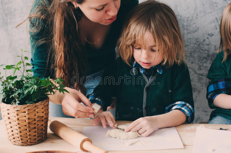 孩子跟母亲姓重要吗为何很多孩子随母姓?专家谈随母亲姓的弊端
