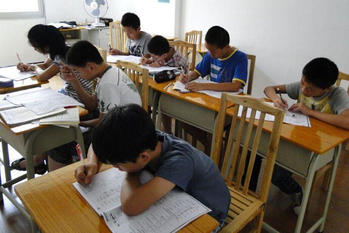 补课正在毁掉你的孩子真相在这里?父母强迫孩子上补习班有用吗