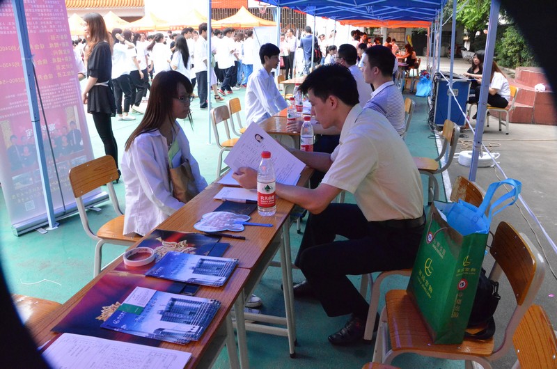 Ӧ���ҵ��������У����ô�죿ΪʲôУ�б����д�������������