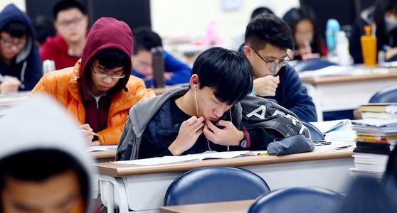 Ӧ���ҵ��������У����ô�죿ΪʲôУ�б����д�������������