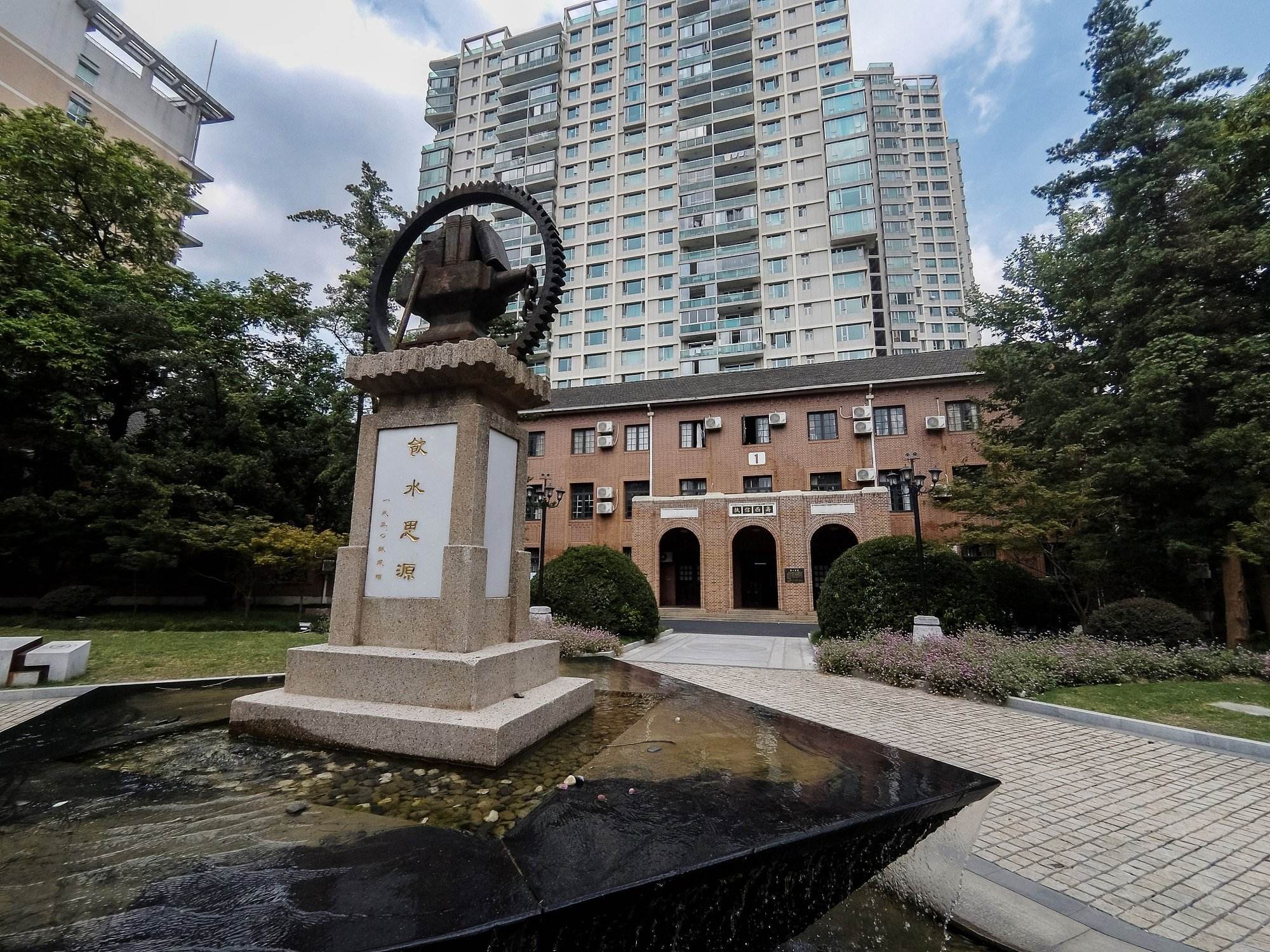 考上上海交大有多难?上海交通大学排名全国第几?宿舍条件好不好