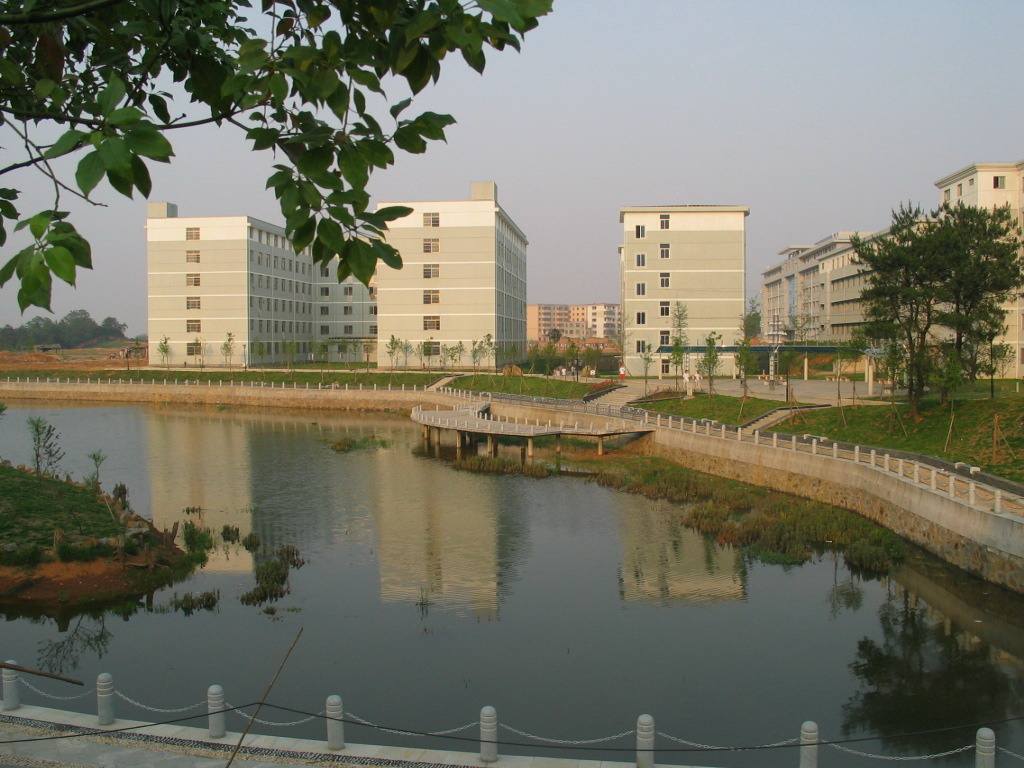 江西农业大学南昌商学院是公办还是民办的?在哪怎么样?学费多少