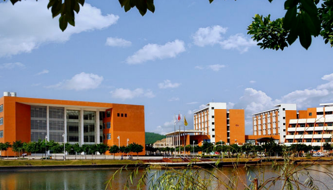 ����������ѧ����ѧԺ��ô��?�Ǽ���?��õ�רҵ����Щ?ѧ�ѹ���