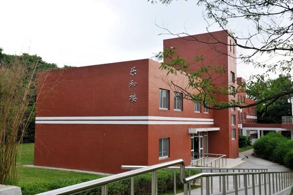 �Ͼ��������ʦ��ѧԺ�Ǽ���������ȫ���ڼ���ѧ��һ����٣�