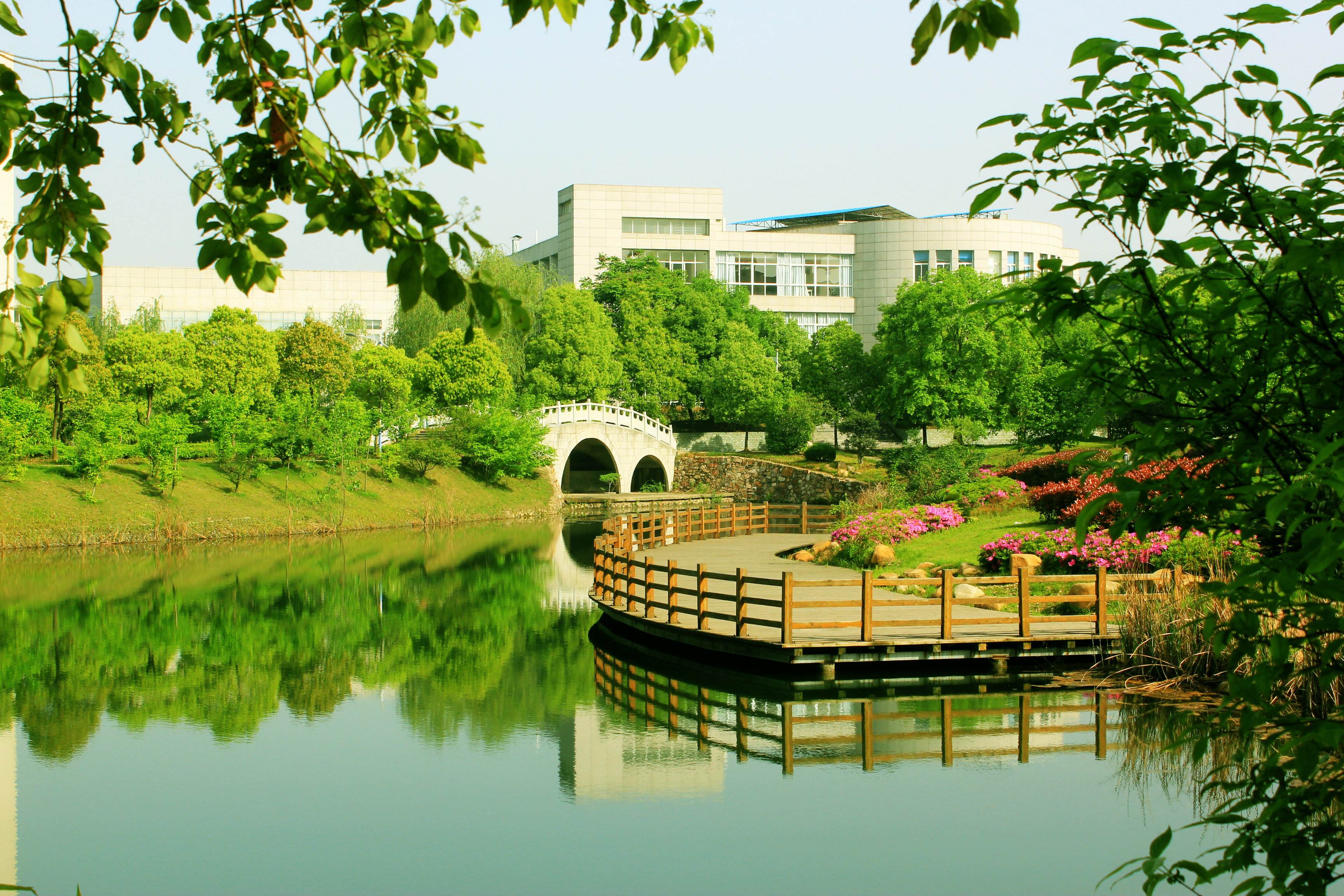 湖北经济学院法商学院是本科吗?公办还是民办?学费