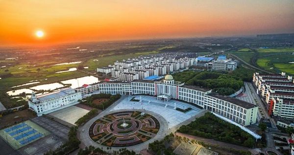 江西服装学院是本科吗?几本?怎么样?具体位置在哪?学费多少?
