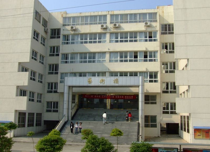 江西服装学院是本科吗?几本?怎么样?具体位置在哪?学费多少?
