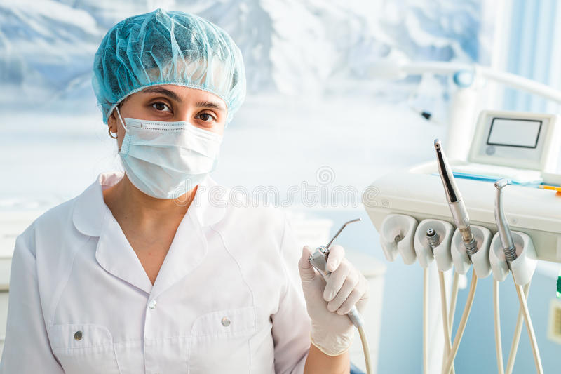 口腔医学类招文科生吗?口腔医学值不值的考有前途吗一般读几年