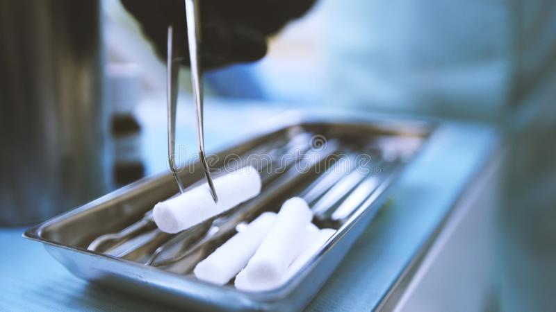 口腔医学类招文科生吗?口腔医学值不值的考有前途吗一般读几年