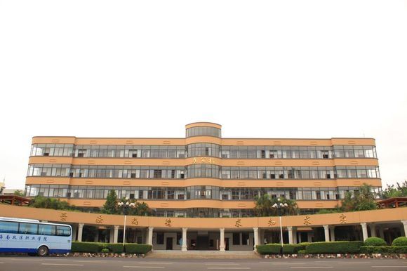 ��������ְҵѧԺ�ǹ��������ô������ҵǰ����Σ�����רҵ��