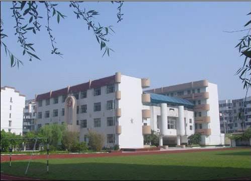南京晓庄学院是几本是211吗?学院好不好是什么档次?一年学费多少
