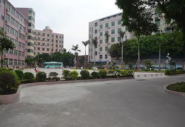 广州华南商贸职业学院是大专吗?怎么样?有几个校区学费多少贵吗