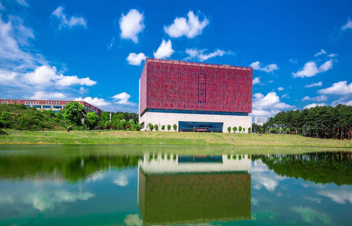 贵州大学怎么样排名全国第几?具体地址在哪学费一年多少?