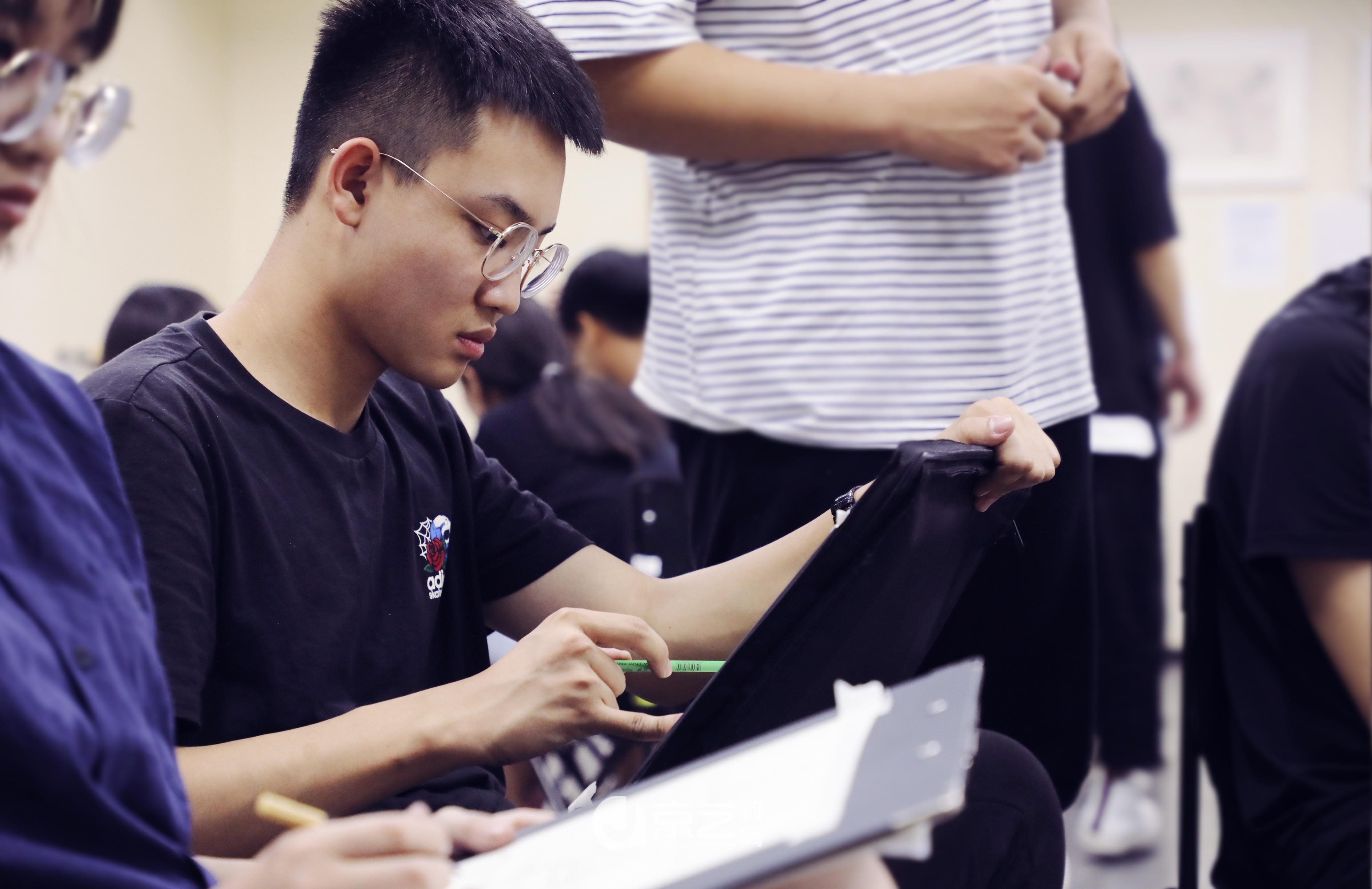 美术生大学四年花费一般多少知道吗?学美术以后发展的前景如何