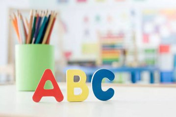 商务英语专业院校排名怎么样?女生学商务英语就业前景和去向如何