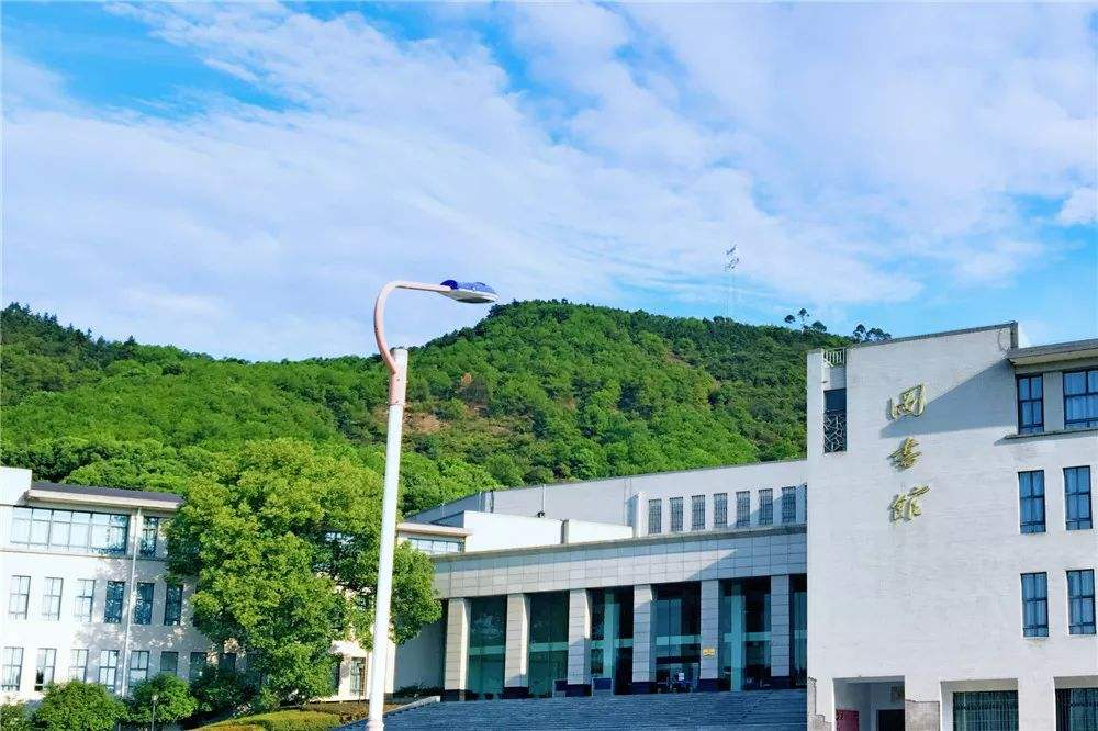 重庆大学城市科技学院是几本学费多少?具体地址在哪宿舍条件好吗