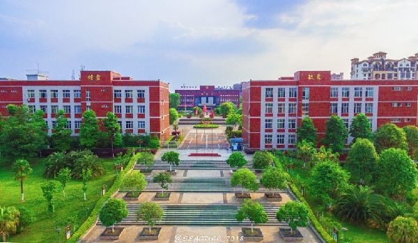 四川工业科技学院是专科还是本科?公办的吗?评价怎样?学费多少