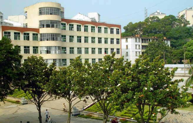 福建商学院怎么样有几个校区?是公立的吗?一年学费多少?