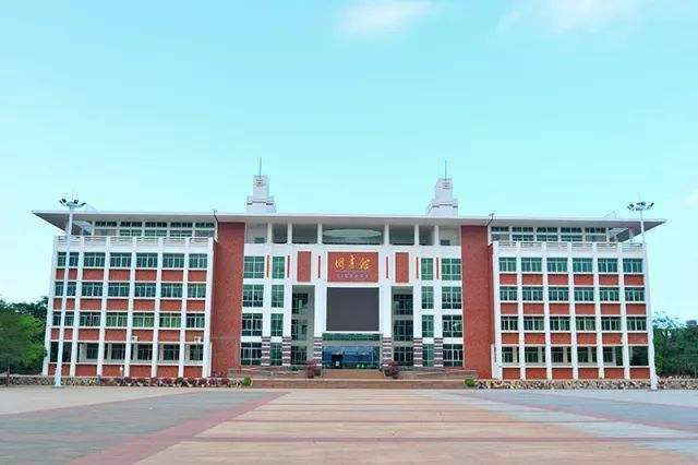 海南经贸职业技术学院是公办还是民办的?重点专业及一年学费多少