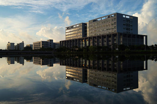 �㶫��ѧ����ְҵѧԺ�ǹ��������ô�����м���У��һ��ѧ�Ѷ���