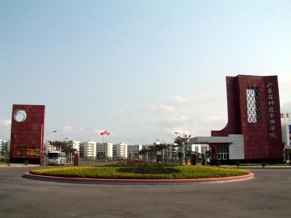 �㶫��ѧ����ְҵѧԺ�ǹ��������ô�����м���У��һ��ѧ�Ѷ���