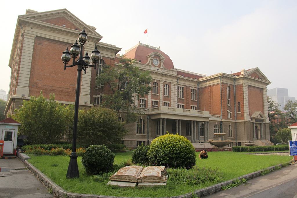 天津外国语大学是几本是211吗?排名全国第几学费一年多少贵吗?