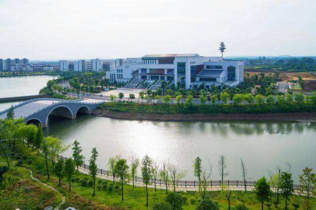 ����ְҵ����ѧԺ������ô���������ڼ���ѧ��һ����٣�