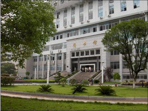 南华大学是几本专业有哪些?具体地址在哪排名全国第几学费多少?
