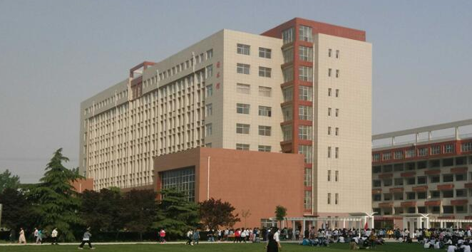 该校始建于1993年,前身为郑州黄河医学中等专业学校和郑州黄河医学