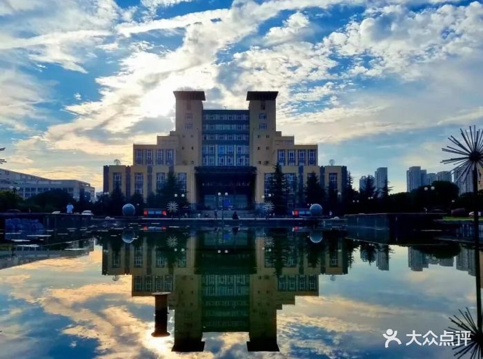 江汉大学怎么样值得报考吗?江汉大学是一本吗一年学费多少