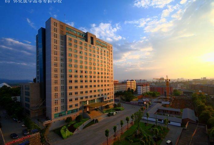 丽江师范高等专科学校怎么样有哪些专业?一年学费多少就业率高吗