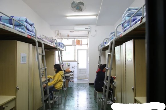 1661502675258901.jpg 益阳医学高等专科学校宿舍条件怎么样,有空调吗?含宿舍内景图片